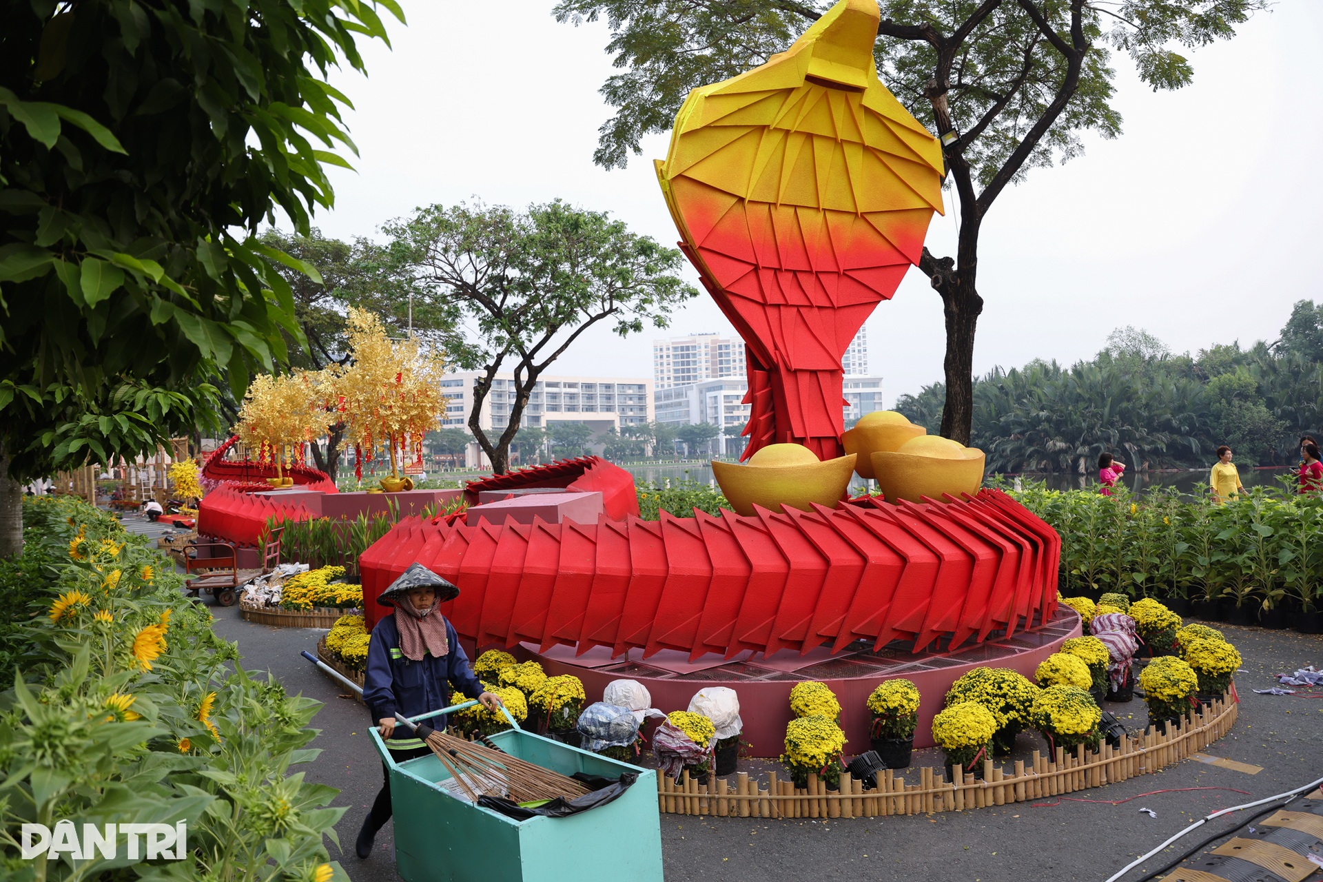 Ngắm linh vật kiểu xếp giấy ở đường hoa xuân khu nhà giàu Phú Mỹ Hưng - 2 Ngắm linh vật kiểu xếp giấy ở đường hoa xuân khu nhà giàu Phú Mỹ Hưng - 2