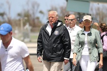 Báo Mỹ: Tổng thống Trump từng tính bán Puerto Rico