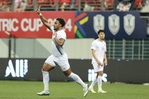 Tỏa sáng rực rỡ, tiền đạo Xuân Son có động thái khiến CĐV Việt Nam nức lòng