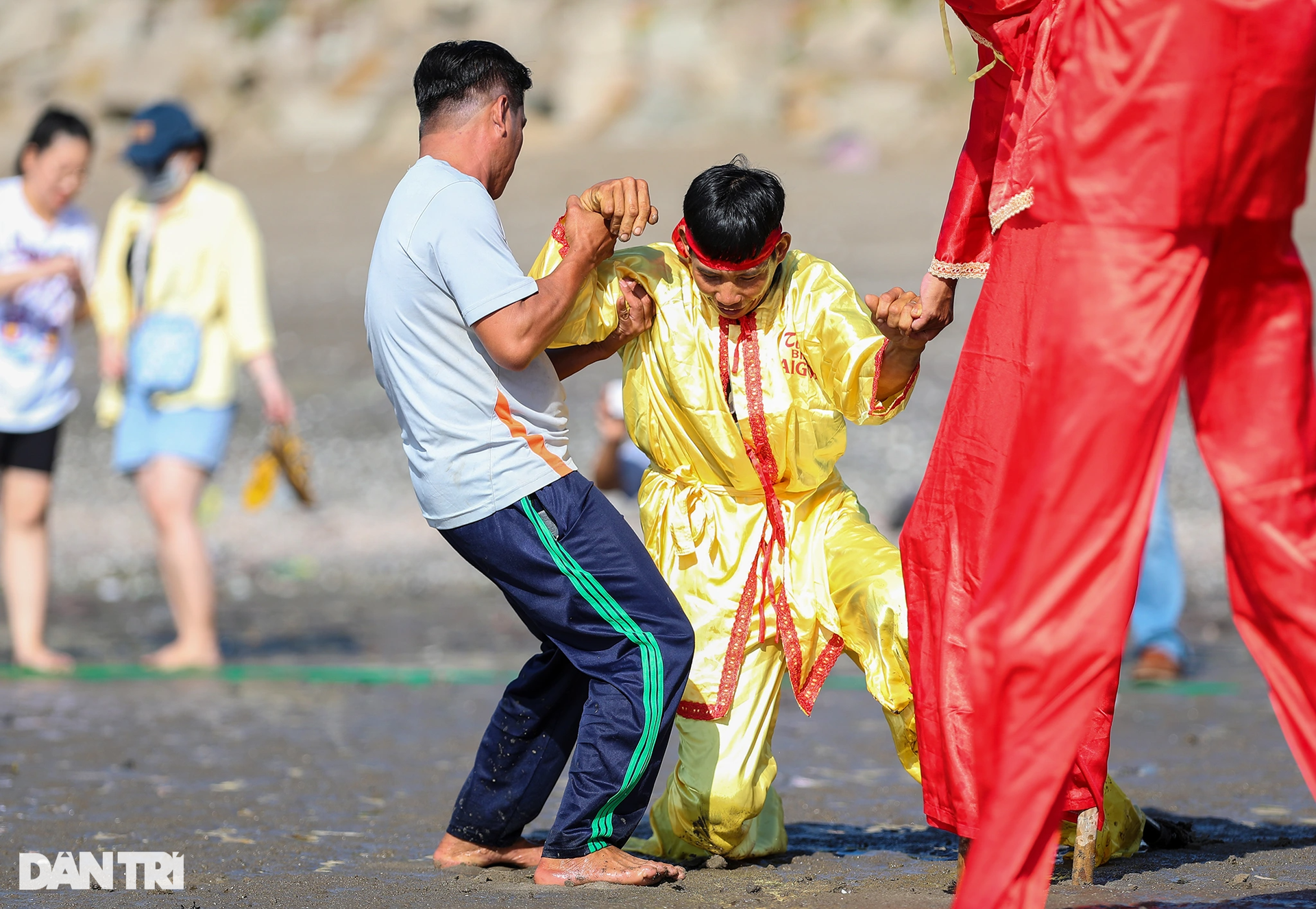 Màn tranh bóng độc đáo trên đôi cà kheo của ngư dân tại Lễ hội Nghinh Ông - 12 Màn tranh bóng độc đáo trên đôi cà kheo của ngư dân tại Lễ hội Nghinh Ông - 12