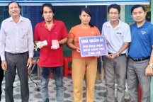 Ba đứa trẻ ở nhà như hộp diêm: "Có nhà mới xây rồi, gia đình em mừng lắm"