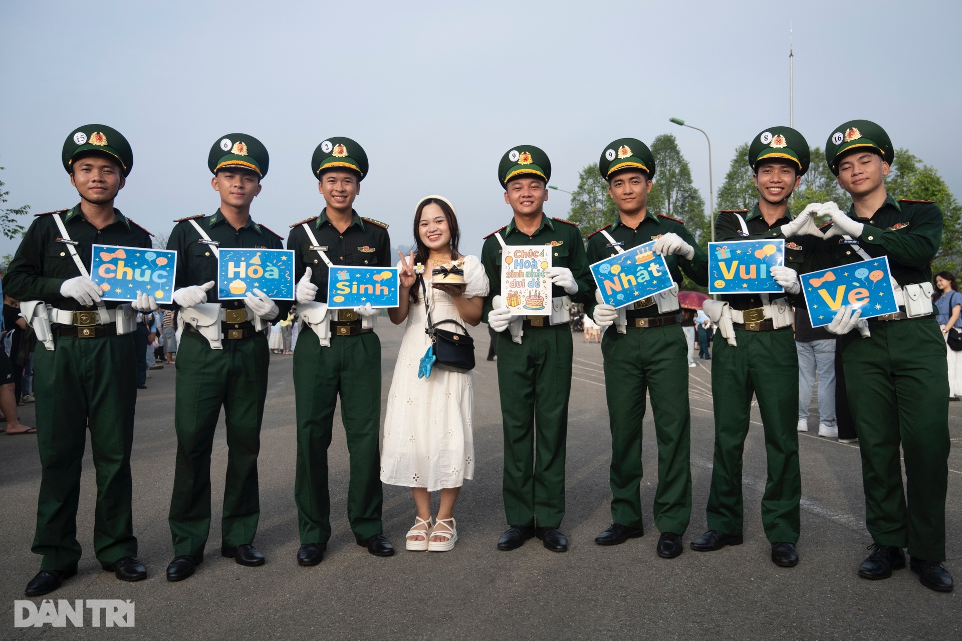 Dậy từ 3h sáng, người dân vượt trăm cây số cổ vũ các chiến sĩ tập diễu binh - 4 Dậy từ 3h sáng, người dân vượt trăm cây số cổ vũ các chiến sĩ tập diễu binh - 4