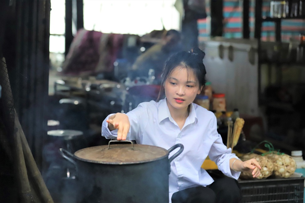 Nữ sinh bán khoai, cơm lam trên đỉnh đèo đạt 3 điểm 10 tốt nghiệp - 3 Nữ sinh bán khoai, cơm lam trên đỉnh đèo đạt 3 điểm 10 tốt nghiệp - 3