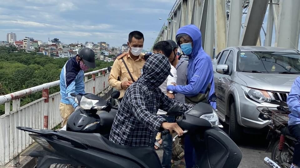Hà Nội: Kịp thời can ngăn một thanh niên định nhảy cầu Chương Dương - 1 Hà Nội: Kịp thời can ngăn một thanh niên định nhảy cầu Chương Dương - 1