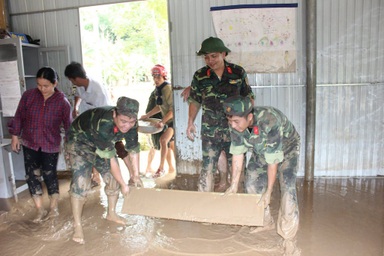 Học sinh vùng lũ nỗ lực có ngày khai giảng theo đúng lịch