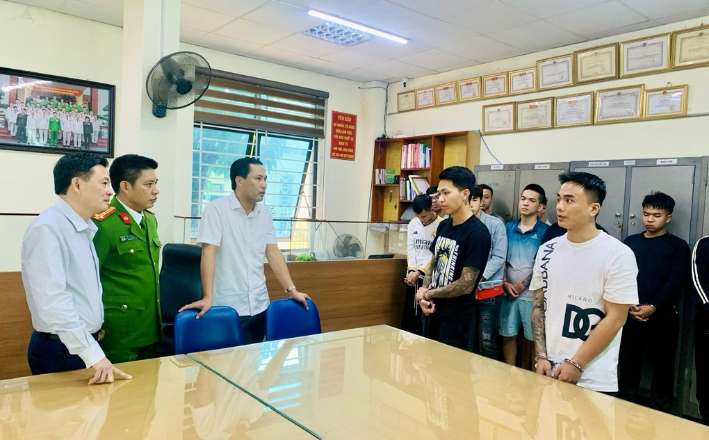 Khám xét đồng loạt 6 ổ tín dụng đen tại nhiều thành phố, bắt giữ 41 người - 1 Khám xét đồng loạt 6 ổ tín dụng đen tại nhiều thành phố, bắt giữ 41 người - 1