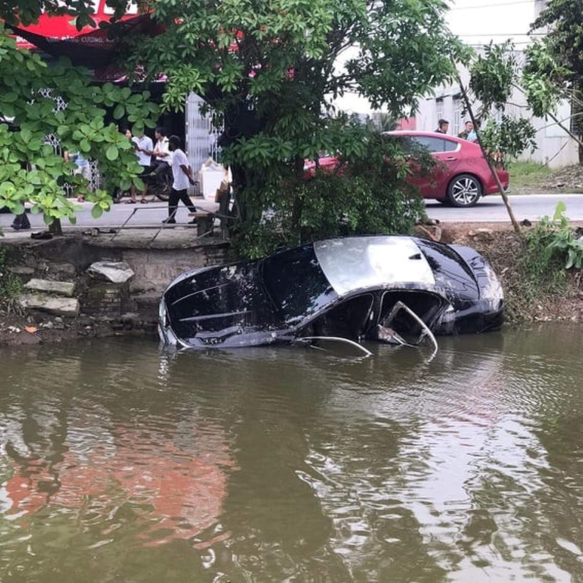 Ô tô lao xuống mương, 2 người kẹt trong xe tử vong - 1 Ô tô lao xuống mương, 2 người kẹt trong xe tử vong - 1