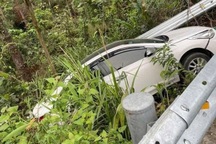 Tài xế vào nhầm số lùi, ô tô húc bay hộ lan đèo Tam Đảo