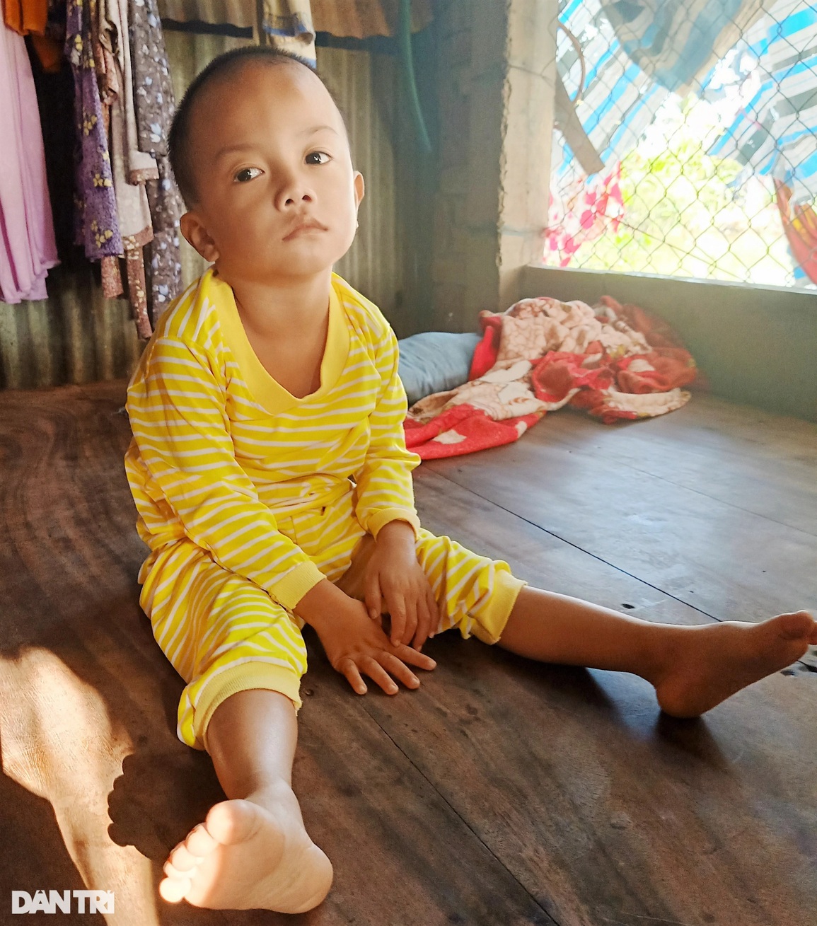 Cha bỏ đi, 2 con câm ở với mẹ khờ thiếu ăn, khát sữa, mong được chữa bệnh - 4 Cha bỏ đi, 2 con câm ở với mẹ khờ thiếu ăn, khát sữa, mong được chữa bệnh - 4