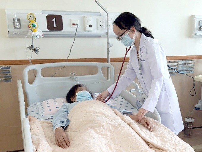 BS CKII. Phạm Thị Ngọc Quyên - Khoa Thần kinh BV ĐHYD TPHCM thăm khám cho người bệnh.