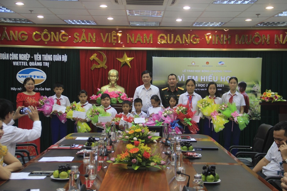 Học bổng “Vì em hiếu học” tiếp sức cho học sinh nghèo Quảng Trị - 1 Học bổng “Vì em hiếu học” tiếp sức cho học sinh nghèo Quảng Trị - 1