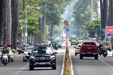 Đường TPHCM nhộn nhịp, xe xếp hàng dài chờ qua chốt kiểm soát Covid-19