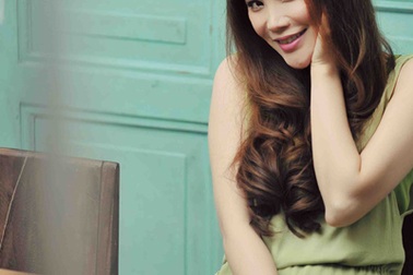 Hồ Quỳnh Hương tĩnh lặng bên cửa sổ