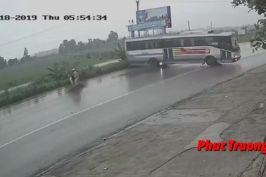 Phanh gấp trên đường trơn trượt, xe khách tạo nên “cú drift” như... phim hành động