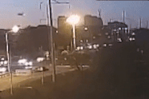 Khoảnh khắc máy bay chiến đấu rơi sát chung cư Nga, 6 người chết