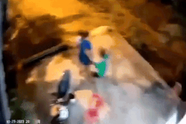 Bé gái bị bố đẻ cầm hai chân ném ra đường