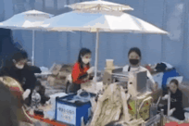 Hot girl Việt bán nước mía ở Hàn: Dùng 400kg mía/ngày, khách xếp hàng dài