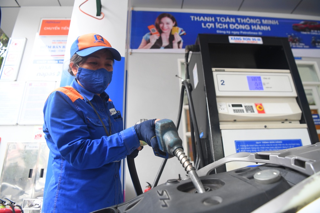 Bộ Tài chính đã trình phương án giảm thuế để hạ nhiệt giá xăng dầu - 1 Bộ Tài chính đã trình phương án giảm thuế để hạ nhiệt giá xăng dầu - 1
