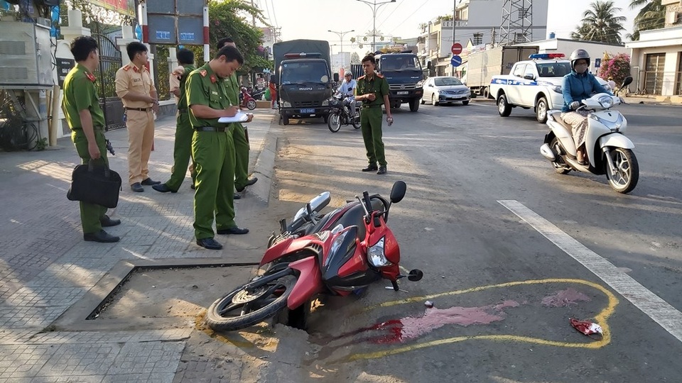 Nam công nhân tử vong sau va chạm với xe tải trên đường đi làm - 1 Nam công nhân tử vong sau va chạm với xe tải trên đường đi làm - 1