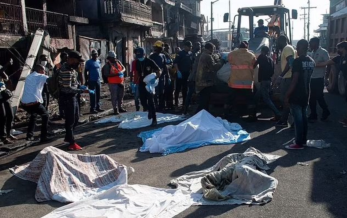 Kinh hoàng khoảnh khắc xe bồn phát nổ khiến 62 người chết ở Haiti - 2 Kinh hoàng khoảnh khắc xe bồn phát nổ khiến 62 người chết ở Haiti - 2