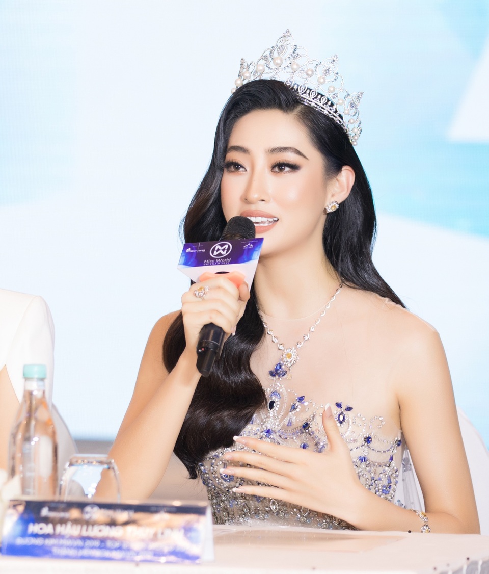 Trần Tiểu Vy, Lương Thùy Linh đáp trả khi bị nghi ngờ khả năng giám khảo - 3 Trần Tiểu Vy, Lương Thùy Linh đáp trả khi bị nghi ngờ khả năng giám khảo - 3