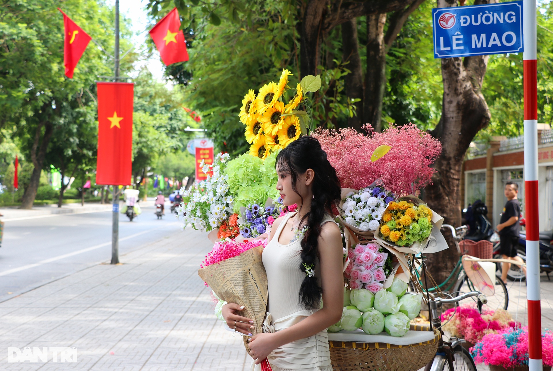 Thiếu nữ thành Vinh khoe sắc trong nắng thu ở con đường đẹp nhất thành phố - 2