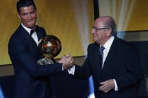 C.Ronaldo lần thứ 3 đoạt danh hiệu Quả bóng vàng FIFA