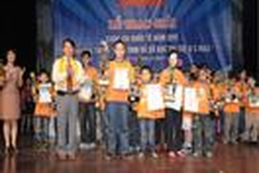 UCMAS Việt Nam trao giải cho học sinh xuất sắc