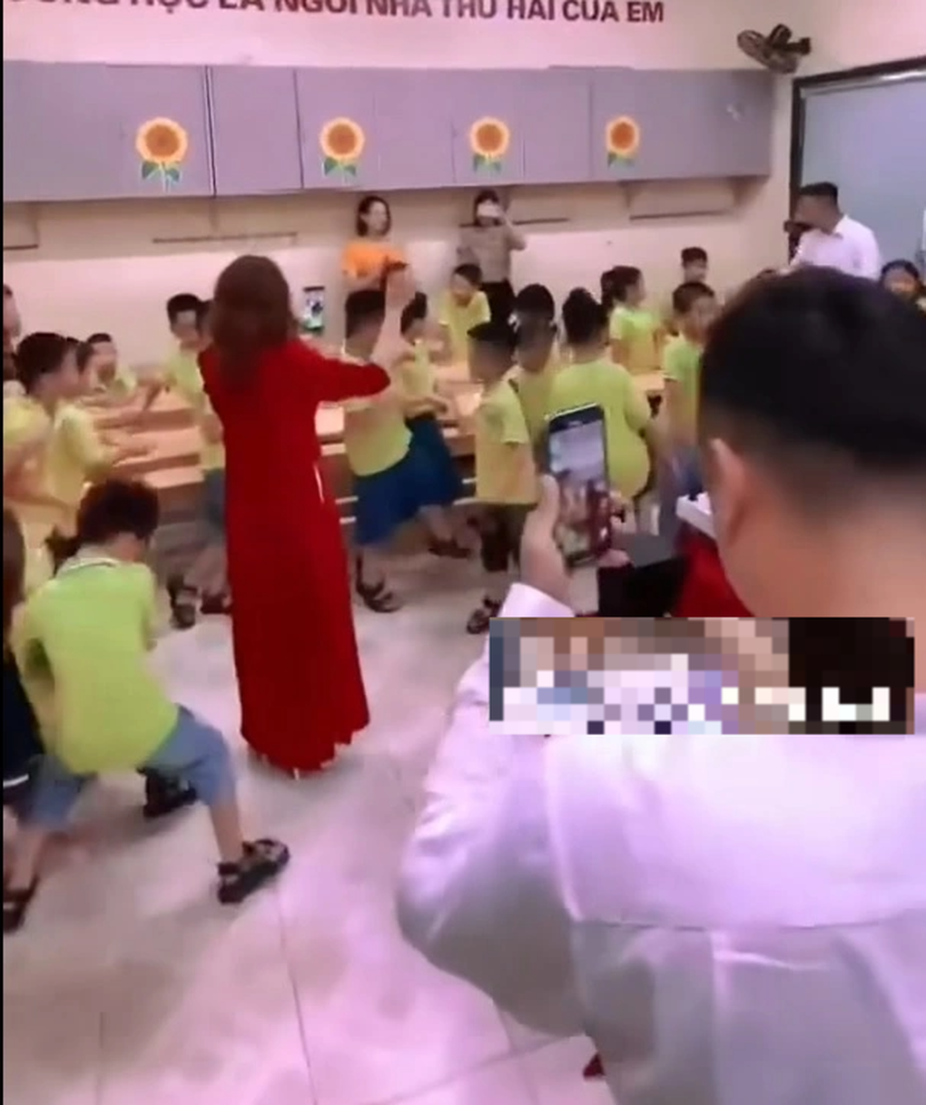 Phụ huynh xinh đẹp mang bàn DJ đến lớp khuấy động buổi liên hoan cuối năm - 2 Phụ huynh xinh đẹp mang bàn DJ đến lớp khuấy động buổi liên hoan cuối năm - 2