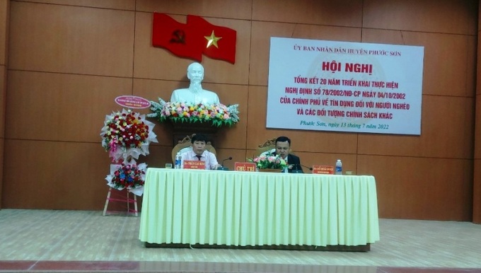 Ông Trần Cao Kim (trái) và ông Đỗ Hoài Xoan-Phó Chủ tịch UBND huyện, Trưởng Ban đại diện HĐQT NHCSXH huyện Phước Sơn chủ trì hội nghị 