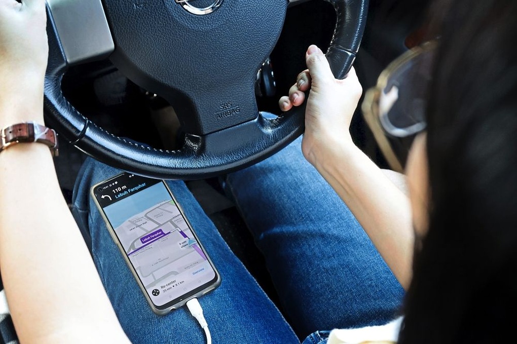 Để điện thoại trên đùi khi lái ô tô có thể phải lĩnh án tù tại quốc gia này - 1