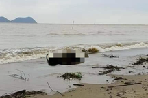 Thi thể nữ giới mặc quần áo lễ chùa trôi dạt vào bờ biển