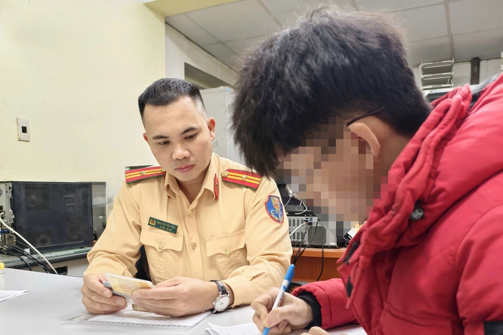 Dùng khẩu trang che biển số, nam thanh niên bị Cục trưởng CSGT phát hiện - 1