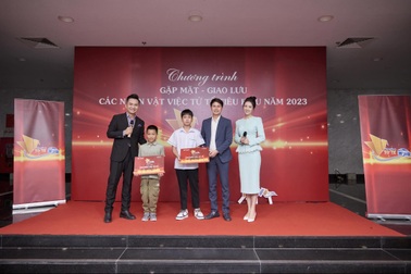 MC Thụy Vân xúc động khi dẫn chương trình "Việc tử tế" Tết Giáp Thìn