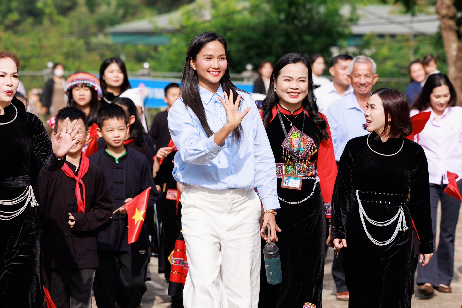 HHen Niê và loạt trang phục “giấu bụng” trước khi công bố tin vui - 5 HHen Niê và loạt trang phục “giấu bụng” trước khi công bố tin vui - 5