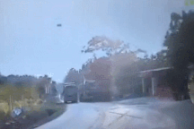 Vượt ẩu nơi đường cua hẹp, xe ben suýt gây tai nạn kinh hoàng