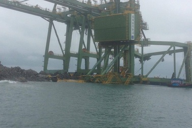 3 giàn cẩu của Formosa Hà Tĩnh bị sóng đánh dạt vào Quảng Bình