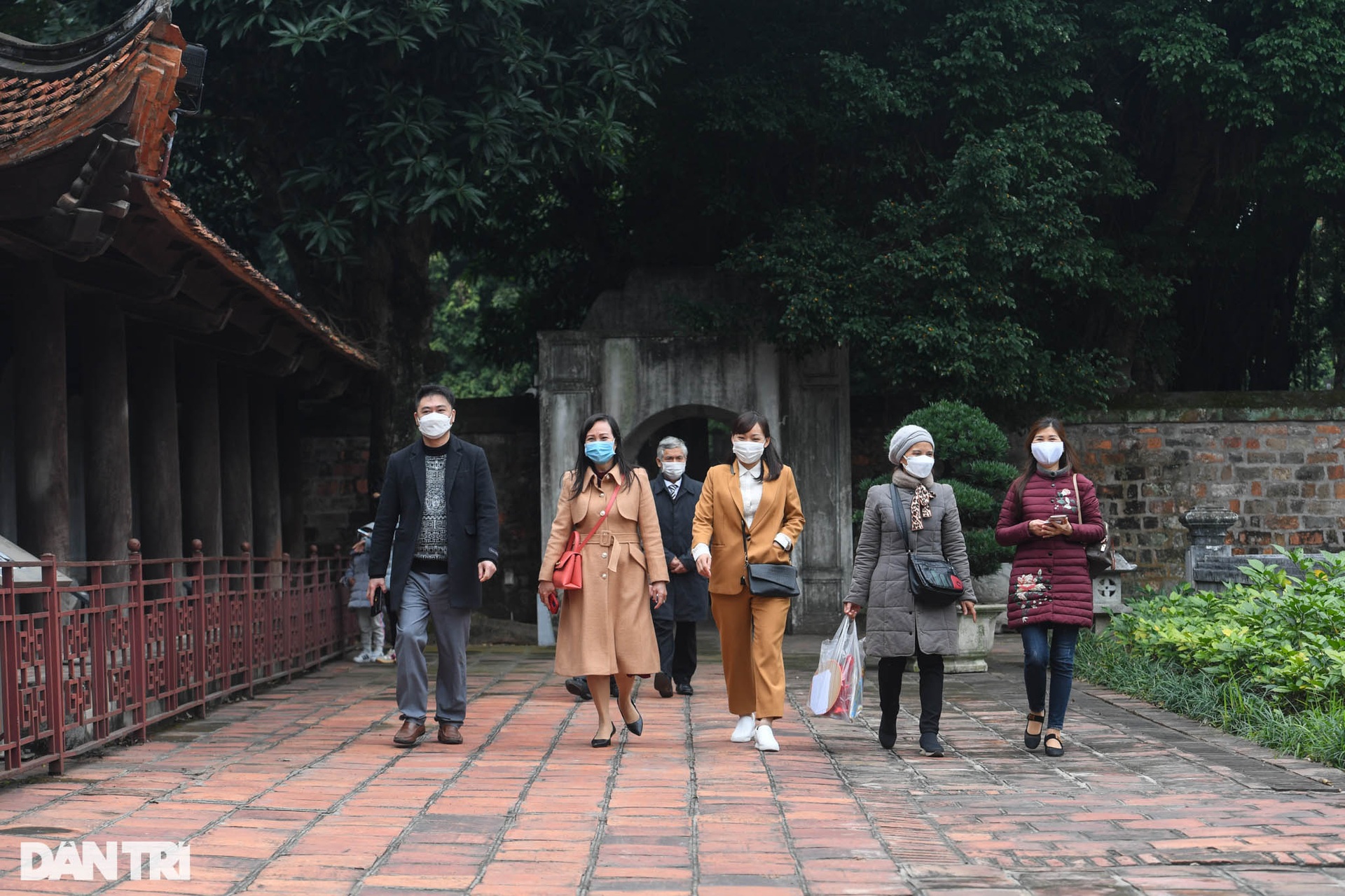 Người dân phấn khởi đi lễ ngày đầu di tích, danh thắng ở Hà Nội mở cửa lại - 14 Người dân phấn khởi đi lễ ngày đầu di tích, danh thắng ở Hà Nội mở cửa lại - 14