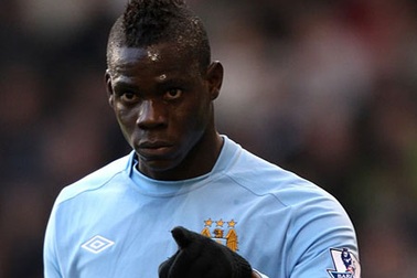 Siêu quậy Balotelli "tấn công" phó nháy