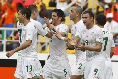 Algeria gỡ thể diện, Angola lên ngôi đầu