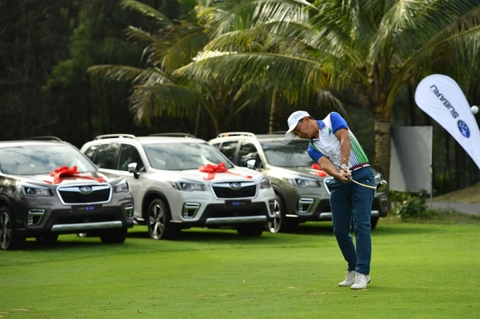 Các golfer ra sân thi đấu sau lễ khai mạc