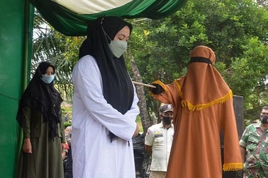 Người phụ nữ bị phạt 100 roi giữa đám đông vì ngoại tình