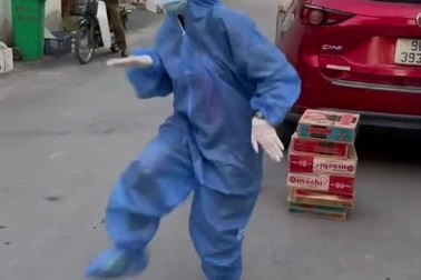 Cô gái vừa tặng quà hỗ trợ vừa nhảy nhót lạc quan động viên y bác sĩ