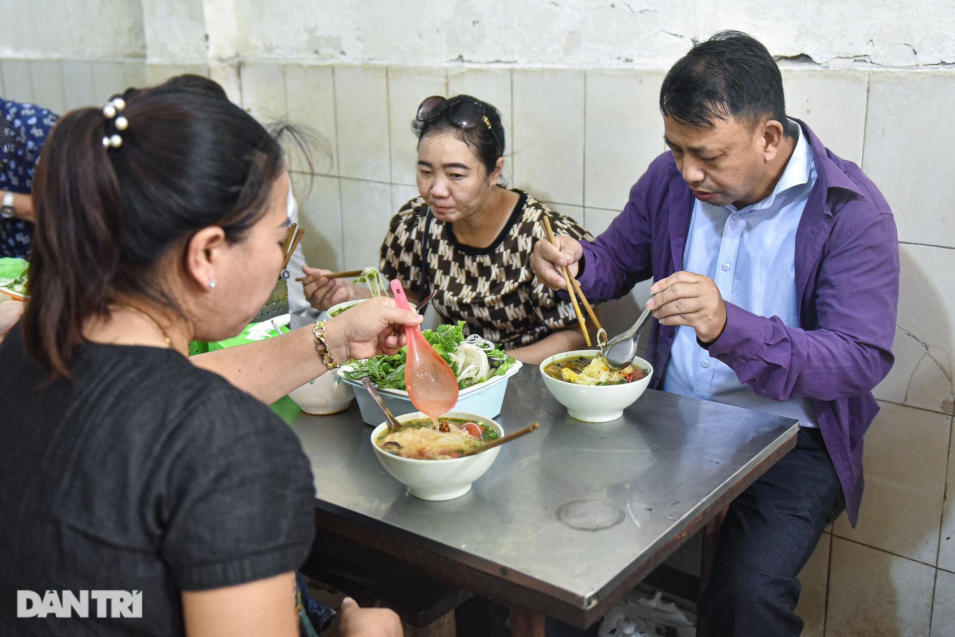 Lạc vào ngõ ẩm thực giữa lòng phố cổ, chỉ 100.000 đồng đã no căng bụng - 16 Lạc vào ngõ ẩm thực giữa lòng phố cổ, chỉ 100.000 đồng đã no căng bụng - 16