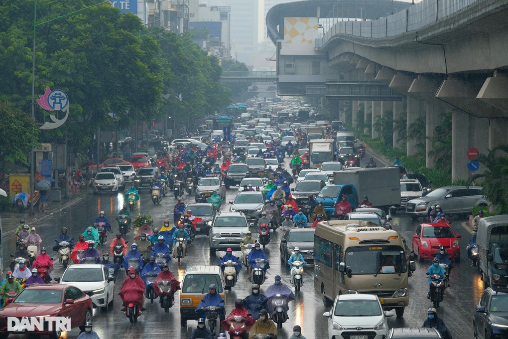 Mưa lớn giờ cao điểm, nhiều tuyến phố Hà Nội ùn tắc - 8 Mưa lớn giờ cao điểm, nhiều tuyến phố Hà Nội ùn tắc - 8