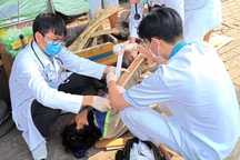 Sập giàn đèn chiếu sáng ở TPHCM, một công nhân bị thương