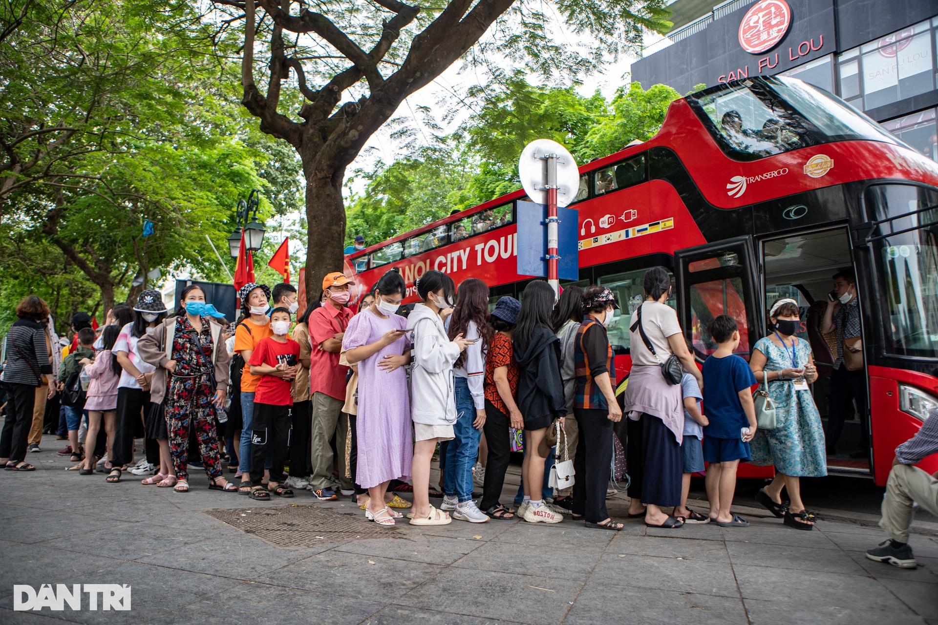 Xếp hàng dài đằng đẵng, đợi 3 tiếng đi xe buýt hai tầng miễn phí ở Hà Nội - 1 Xếp hàng dài đằng đẵng, đợi 3 tiếng đi xe buýt hai tầng miễn phí ở Hà Nội - 1