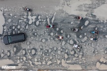 Con đường hàng trăm "hố bom", vá đi vá lại sau mỗi cơn mưa ở TPHCM