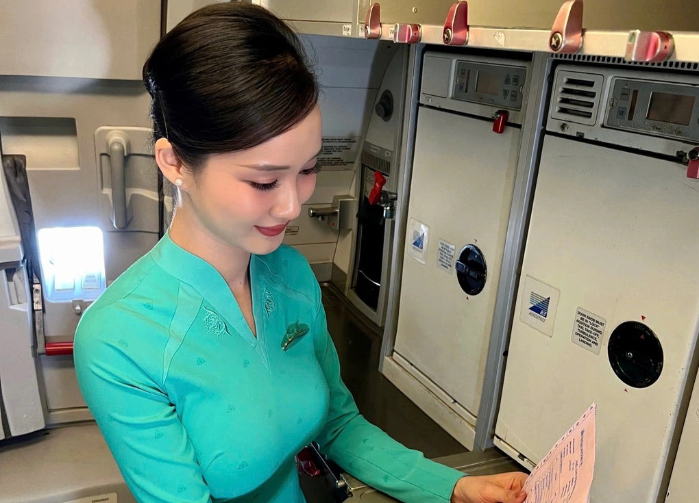 Khoảnh khắc trên máy bay của nữ tiếp viên xinh đẹp hút 7 triệu lượt xem - 2 Khoảnh khắc trên máy bay của nữ tiếp viên xinh đẹp hút 7 triệu lượt xem - 2
