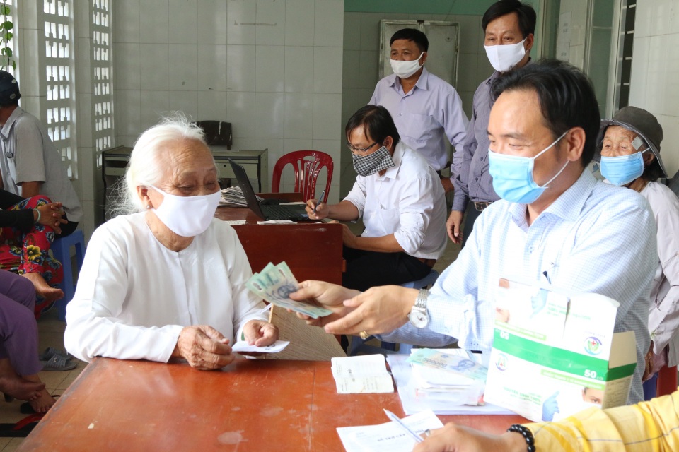 Cán bộ đội nắng, đạp xe cả chục cây số để tìm lao động nhận hỗ trợ - 6 Cán bộ đội nắng, đạp xe cả chục cây số để tìm lao động nhận hỗ trợ - 6